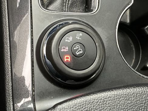 Used 2018 Ford Explorer XLT w/ Equipment Group 202A AWD/4WD image 18