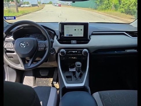 Used 2025 Toyota RAV4 XLE FWD image 5