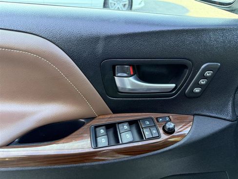 Used 2015 Toyota Sienna Limited Premium FWD image 29