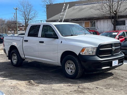 Used 2018 RAM 1500 4x4 Crew Cab image 3