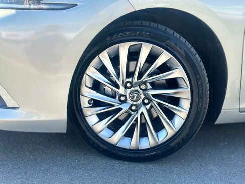 Used 2021 Lexus ES 300h w/ Accessory Package FWD image 2