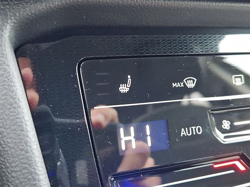 New 2025 Volkswagen Taos SE image 10