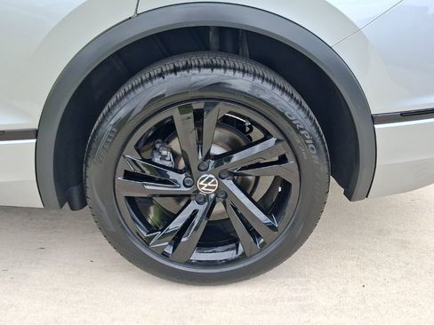 Used 2023 Volkswagen Tiguan SE R-Line image 4