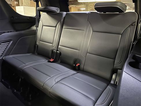 Used 2024 GMC Yukon SLT w/ SLT Luxury Package image 16