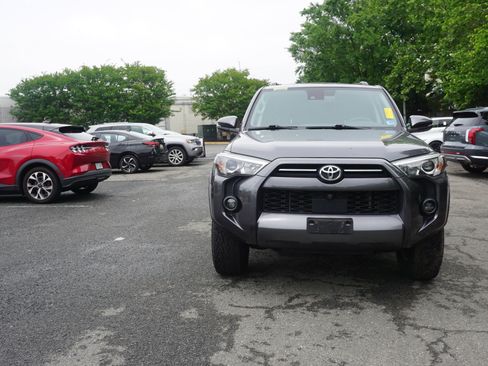 Used 2022 Toyota 4Runner SR5 Premium w/ Moonroof Package AWD/4WD image 2