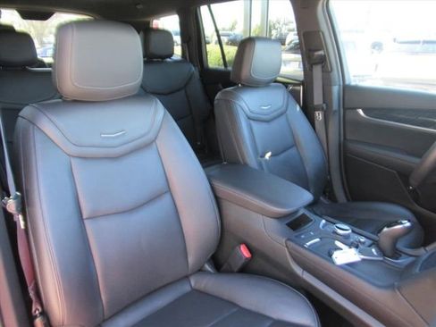 Used 2025 Cadillac XT6 Premium Luxury image 8