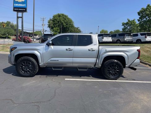 Used 2026 Toyota Tacoma SR5 AWD/4WD image 8