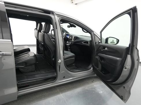 Used 2025 Chrysler Pacifica Select FWD image 32