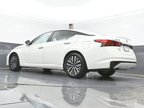 Used 2025 Nissan Altima 2.5 SV FWD image 42