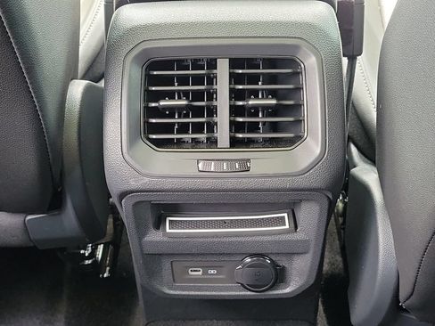 Used 2023 Volkswagen Tiguan SE FWD image 11