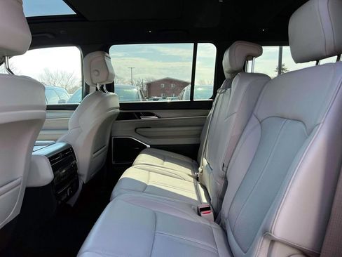Certified 2025 Jeep Wagoneer 4WD w/ Premium Group I image 13