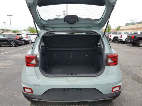 Used 2025 Hyundai Venue SEL FWD image 25