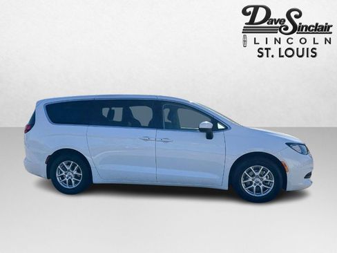 Used 2023 Chrysler Voyager LX image 4