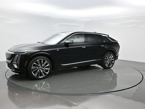 Used 2026 Cadillac Lyriq Signature Luxury AWD/4WD image 2
