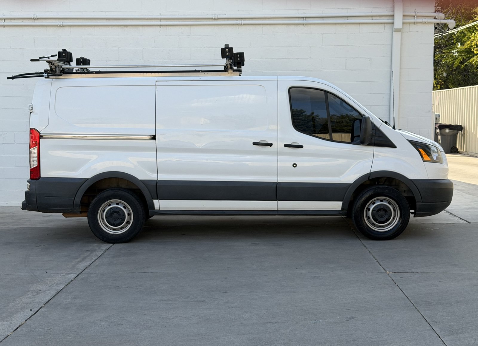 Used 2017 Ford Transit 250 130 Low Roof RWD image 4