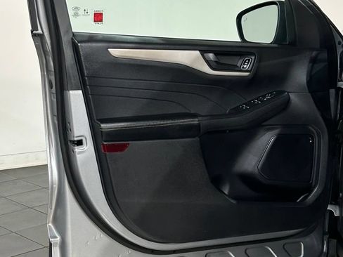 Used 2022 Ford Escape SE w/ Cold Weather Package FWD image 32