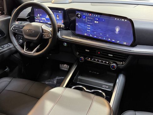 Used 2025 Chevrolet Suburban RST w/ Comfort Package image 4