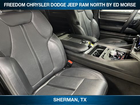 Used 2024 Jeep Wagoneer L Series II w/ Flexible Seating Group image 10