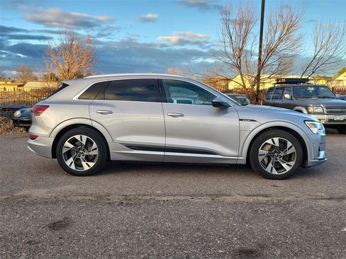 Used 2022 Audi e-tron Premium Plus w/ Premium Plus Package image 4