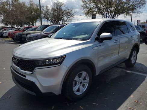 Used 2021 Kia Sorento LX image 2
