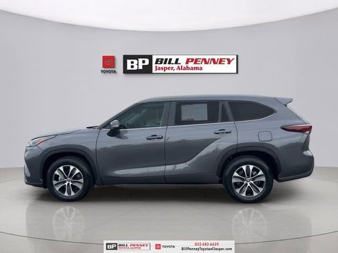 Used 2025 Toyota Highlander XLE image 2