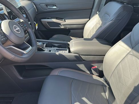 New 2025 Nissan Pathfinder Platinum image 10
