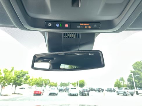 Used 2025 Chevrolet Suburban Premier RWD image 27