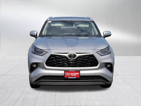 Certified 2025 Toyota Highlander XLE AWD/4WD image 2