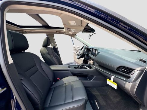 Used 2025 Nissan Rogue SV w/ SV Premium Package image 24