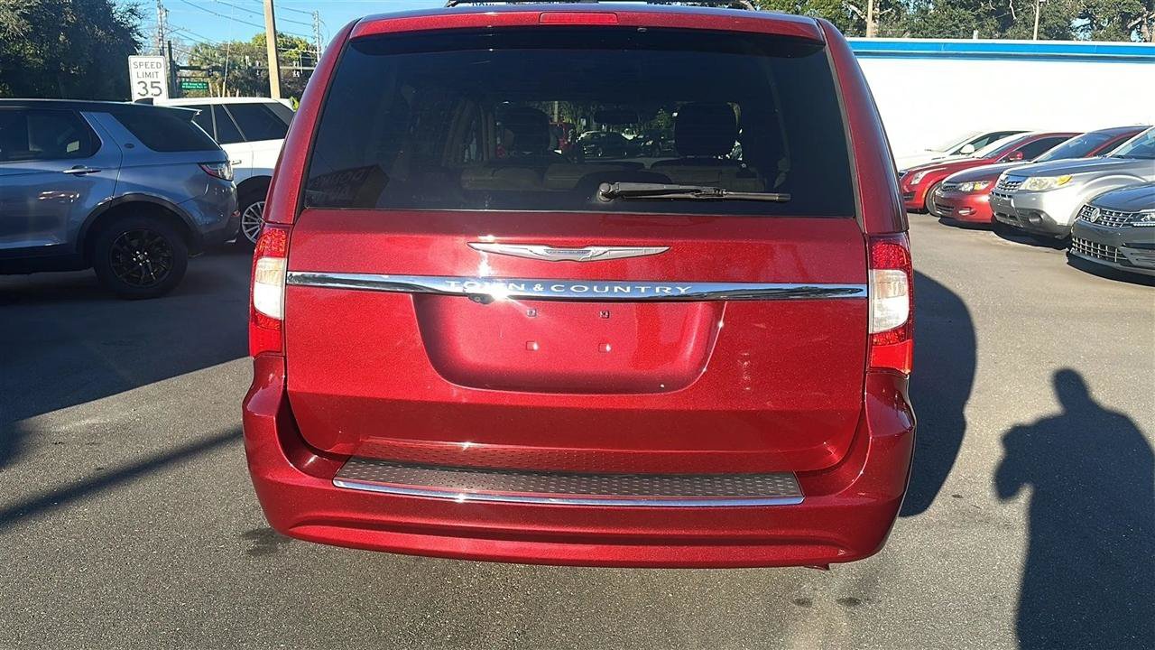 Used 2016 Chrysler Town & Country Touring FWD image 11