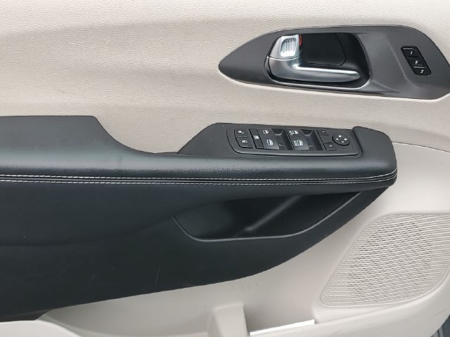 Used 2023 Chrysler Pacifica Touring-L FWD image 15
