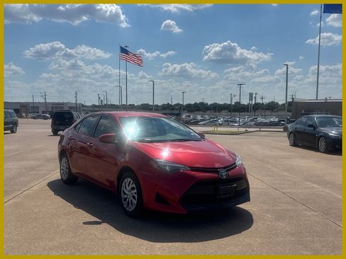 Used 2017 Toyota Corolla LE FWD image 1
