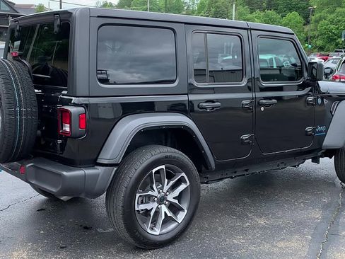 Used 2024 Jeep Wrangler Unlimited w/ Convenience Group AWD/4WD image 4