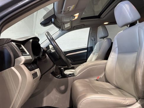 Used 2019 Toyota Highlander XLE AWD/4WD image 15
