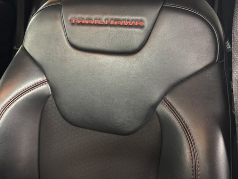 Used 2019 Jeep Cherokee Trailhawk AWD/4WD image 18