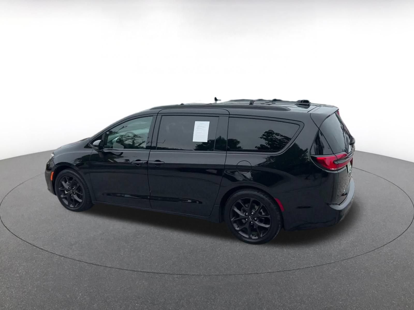 Used 2025 Chrysler Pacifica Limited FWD image 9