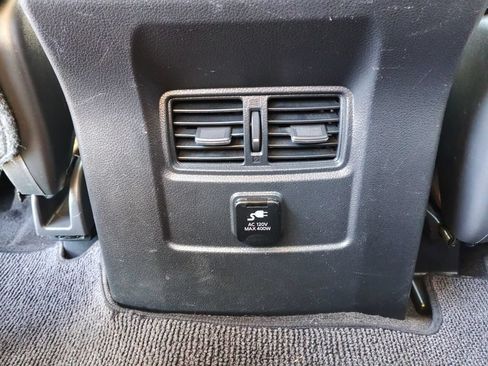 Used 2017 Nissan Titan SV AWD/4WD image 15