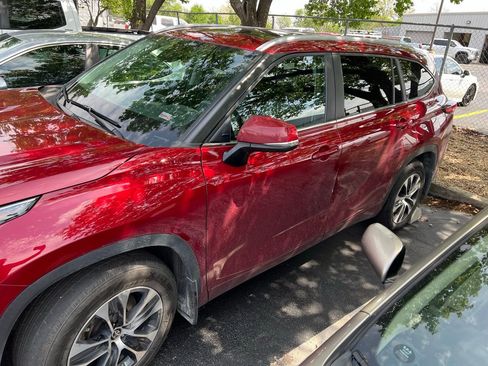 Used 2023 Toyota Highlander XLE image 4