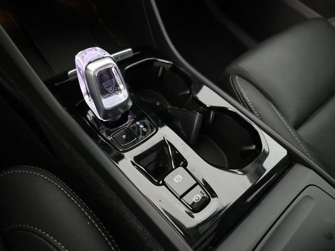 Used 2024 Volvo XC40 B5 Plus w/ Climate Package image 16