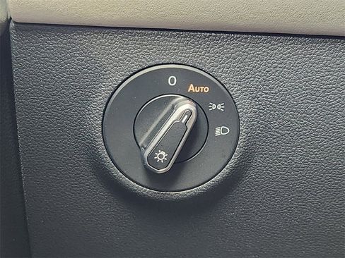 Used 2025 Volkswagen Taos SE image 15