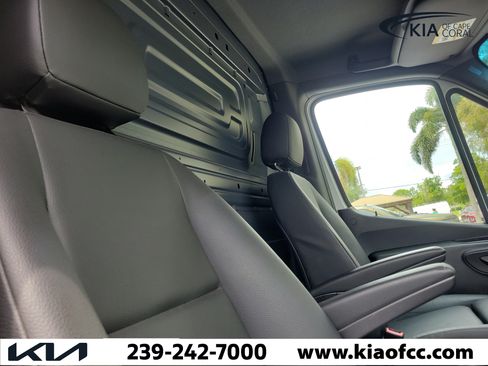 Used 2025 Mercedes-Benz Sprinter 2500 image 9