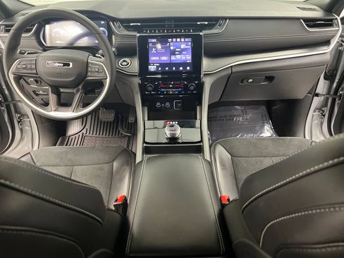 Used 2025 Jeep Grand Cherokee Altitude AWD/4WD image 42