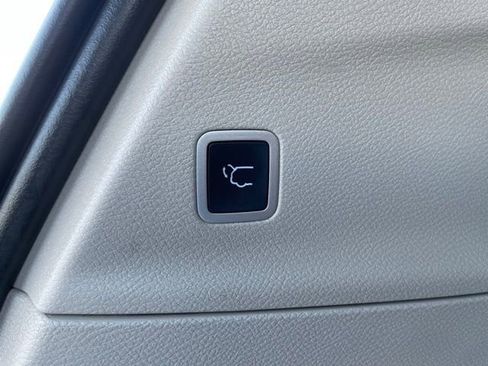 Used 2023 Chrysler Pacifica Touring-L FWD image 32