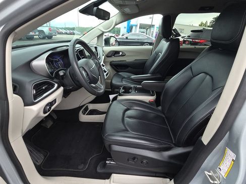 Used 2023 Chrysler Pacifica Touring-L FWD image 15