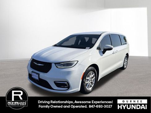 Used 2023 Chrysler Pacifica Touring-L FWD image 4