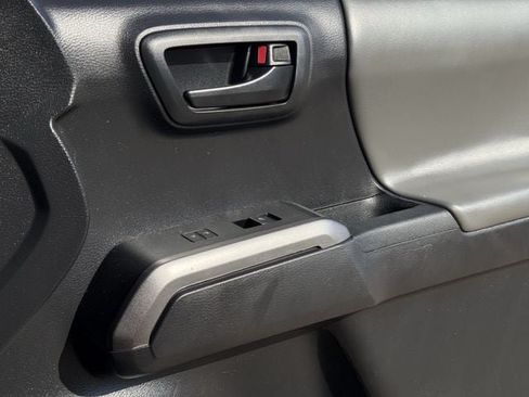 Used 2022 Toyota Tacoma SR5 RWD image 28