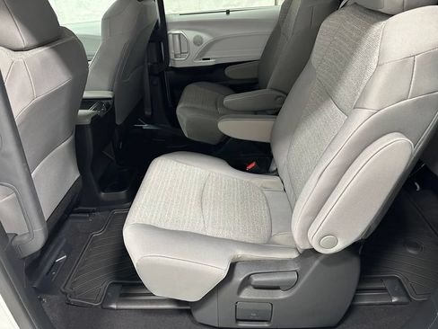 Used 2025 Toyota Sienna LE FWD image 41