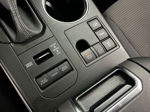 Used 2023 Toyota Highlander LE image 37