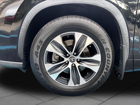 Used 2021 Toyota Highlander XLE AWD/4WD image 11