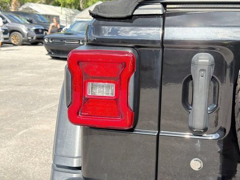 Used 2018 Jeep Wrangler Rubicon AWD/4WD image 10